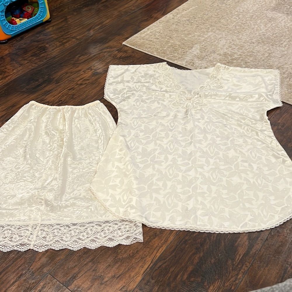 VTG Deena Cottagecore Silky Lace 2 pc set  size M lace detail on both pieces EUC